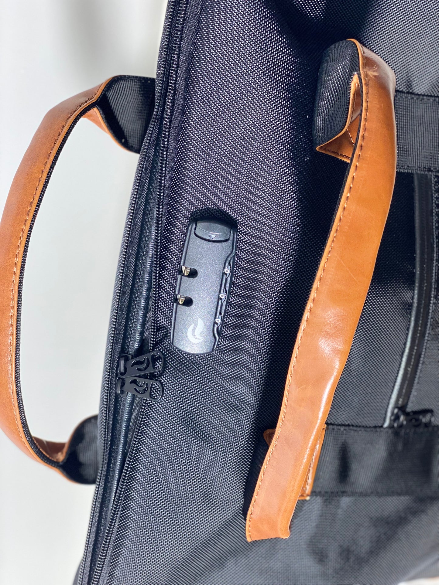 Weekender-Black/Brown Leather